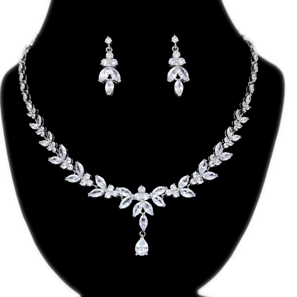 Swarovski diamond/crystal necklace